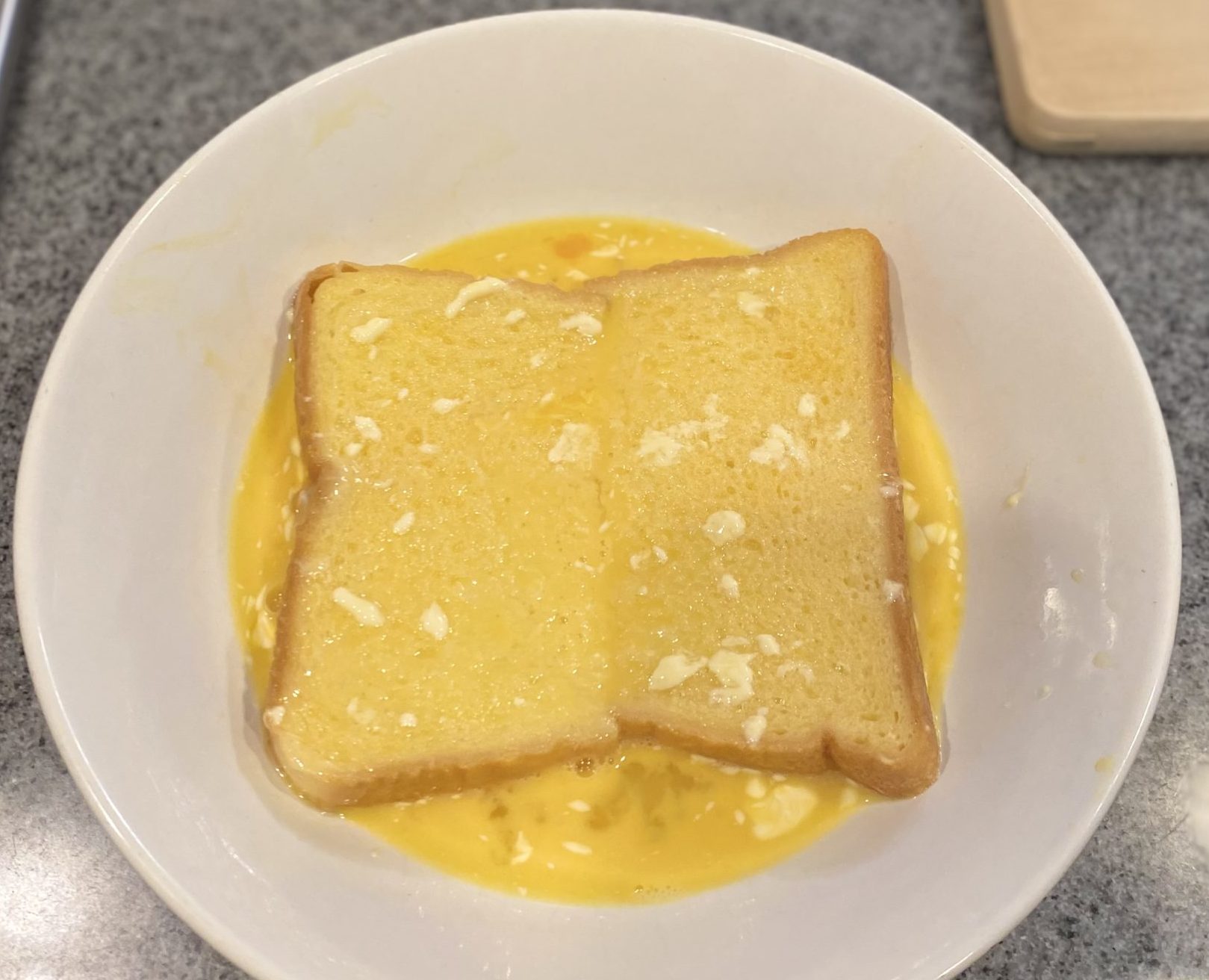 パンを卵液に浸す