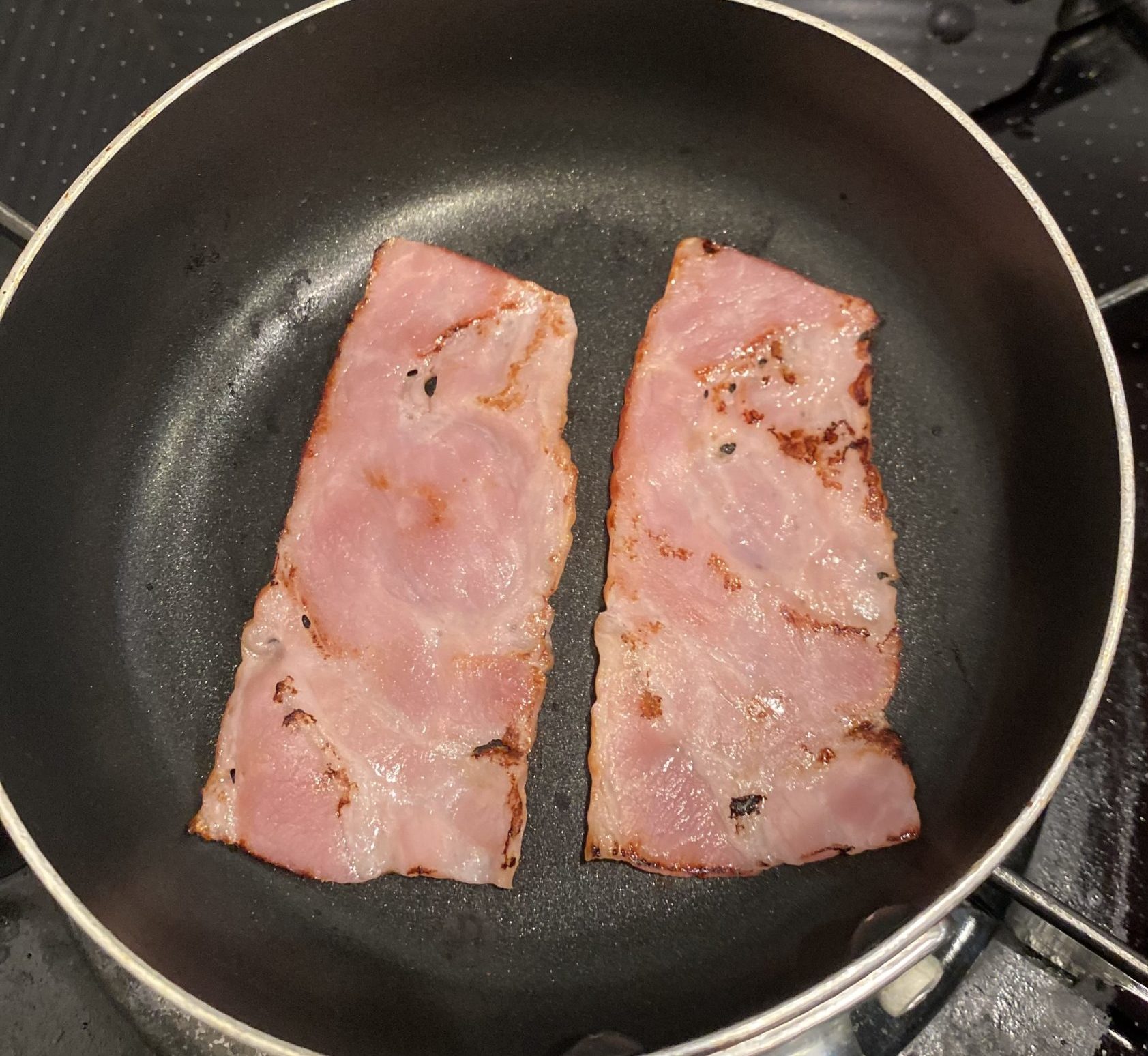 ベーコンを焼く