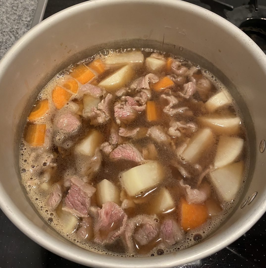 調味料と牛肉を入れる