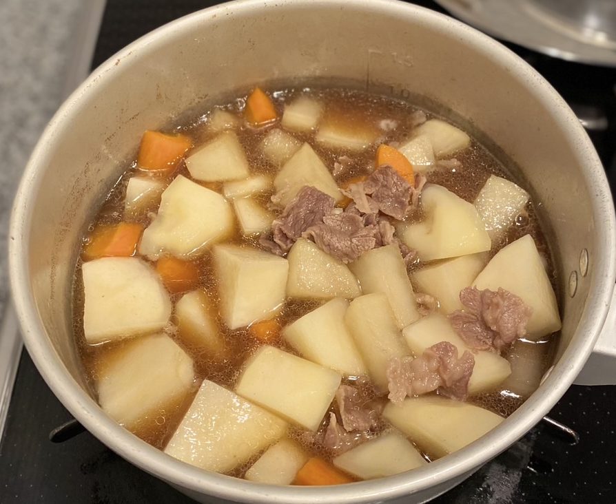 じゃがいもを加えて煮る