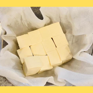 豆腐の水切りをする