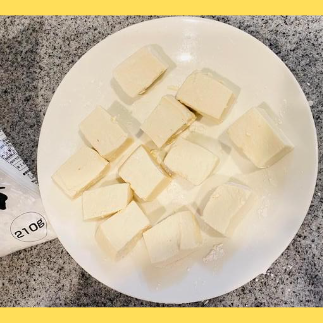 豆腐に片栗粉をまぶす