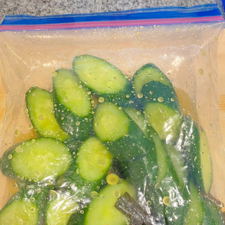 保存袋に材料を入れる