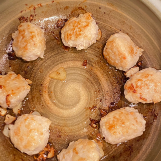 鶏だんごを焼く