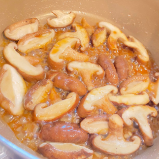 しいたけを炒める