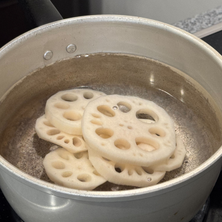 れんこんを下茹でする