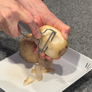 れんこんを洗って皮をむく