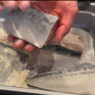 小麦粉をまぶす