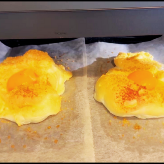 卵黄を乗せて焼く