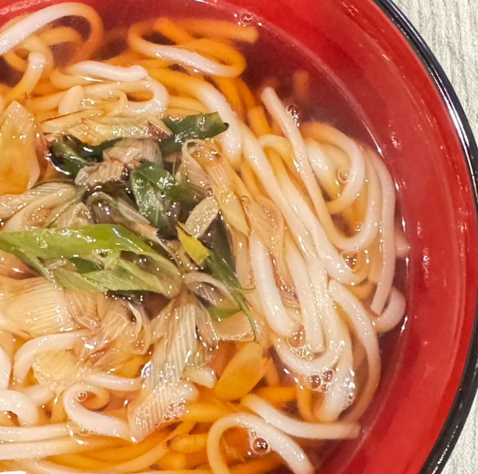 麺を茹でて麺つゆと合わせる