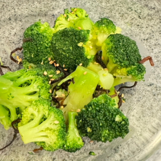 塩こんぶ・ごま油で和える